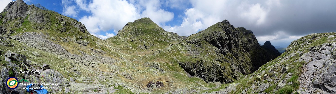 46 Al termine della Val Pianella-sentiero 107A  vista in Bocca di Trona e Cima di Valpianella al centro.jpg